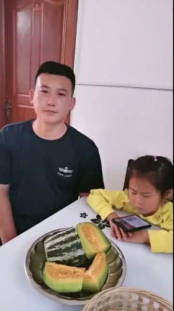 给闺女吃哈密瓜的视频大全,闺女快乐成长的甜蜜记忆