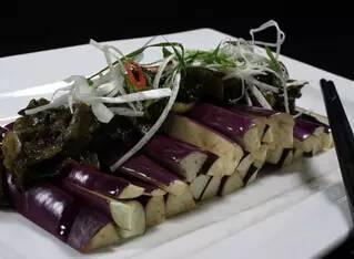 美女吃茄瓜视频网站,美女大秀吃茄瓜绝技，视频网站掀起美食热潮