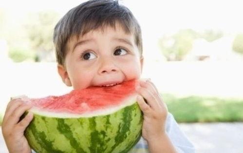 可乐吃瓜儿童视频,儿童吃瓜视频萌态十足